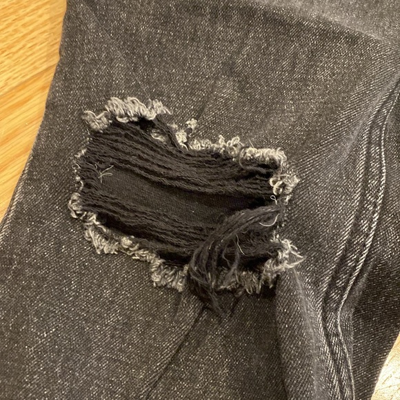 A&F The Ankle Straight Ultra High-Rise Jean in Ripped Black, Size 27 Short (4S) - Picture 6 of 12